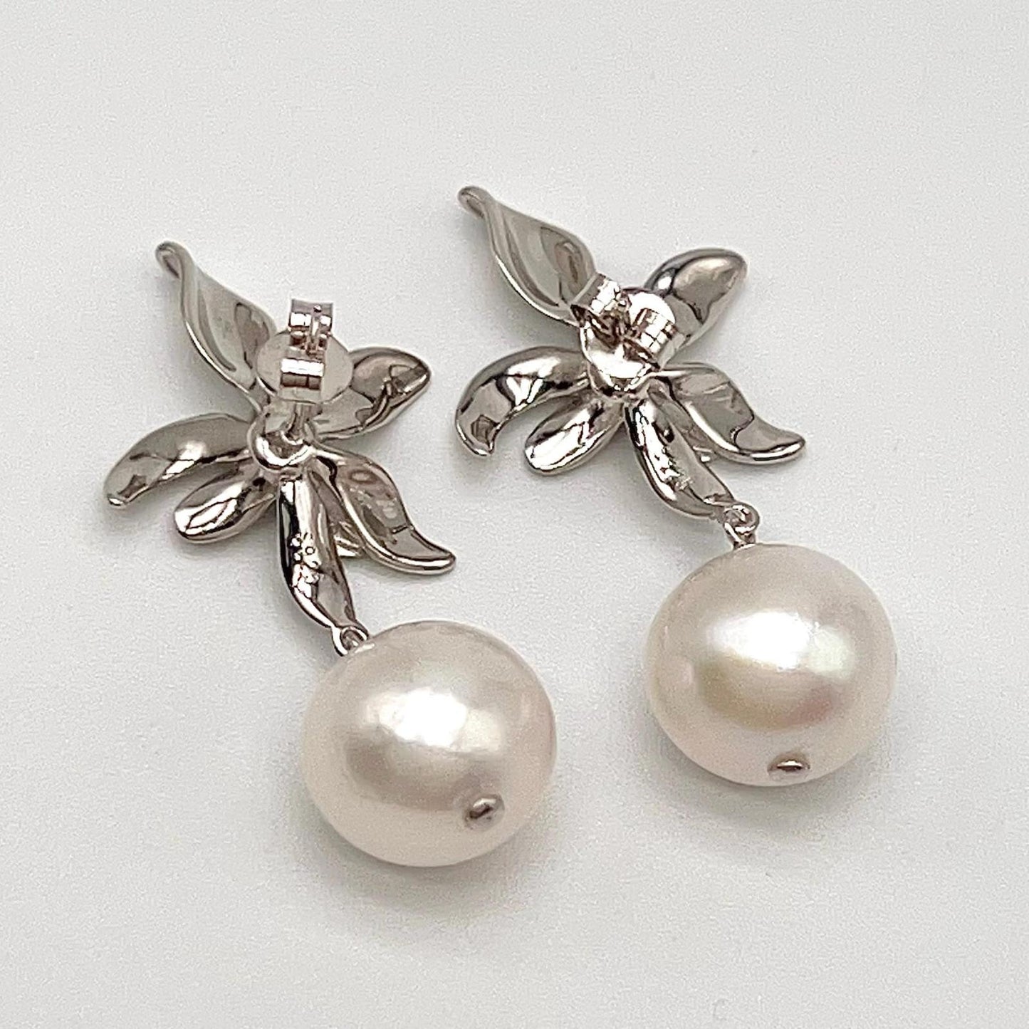 Floral Pattern Pearl Earring In Silver 925