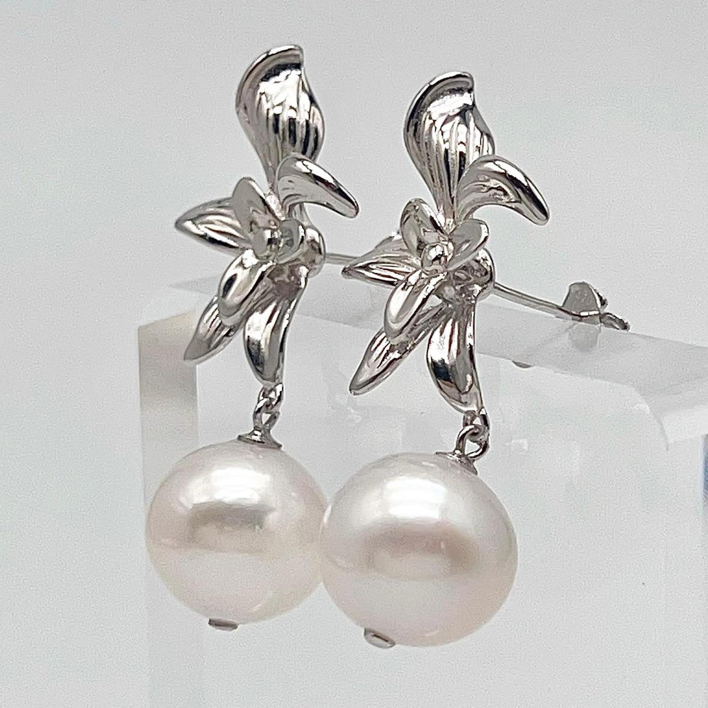Floral Pattern Pearl Earring In Silver 925