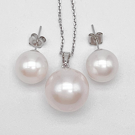 Top Quality Edison Pearl Earring and Pendant Set in 18K gold. White
