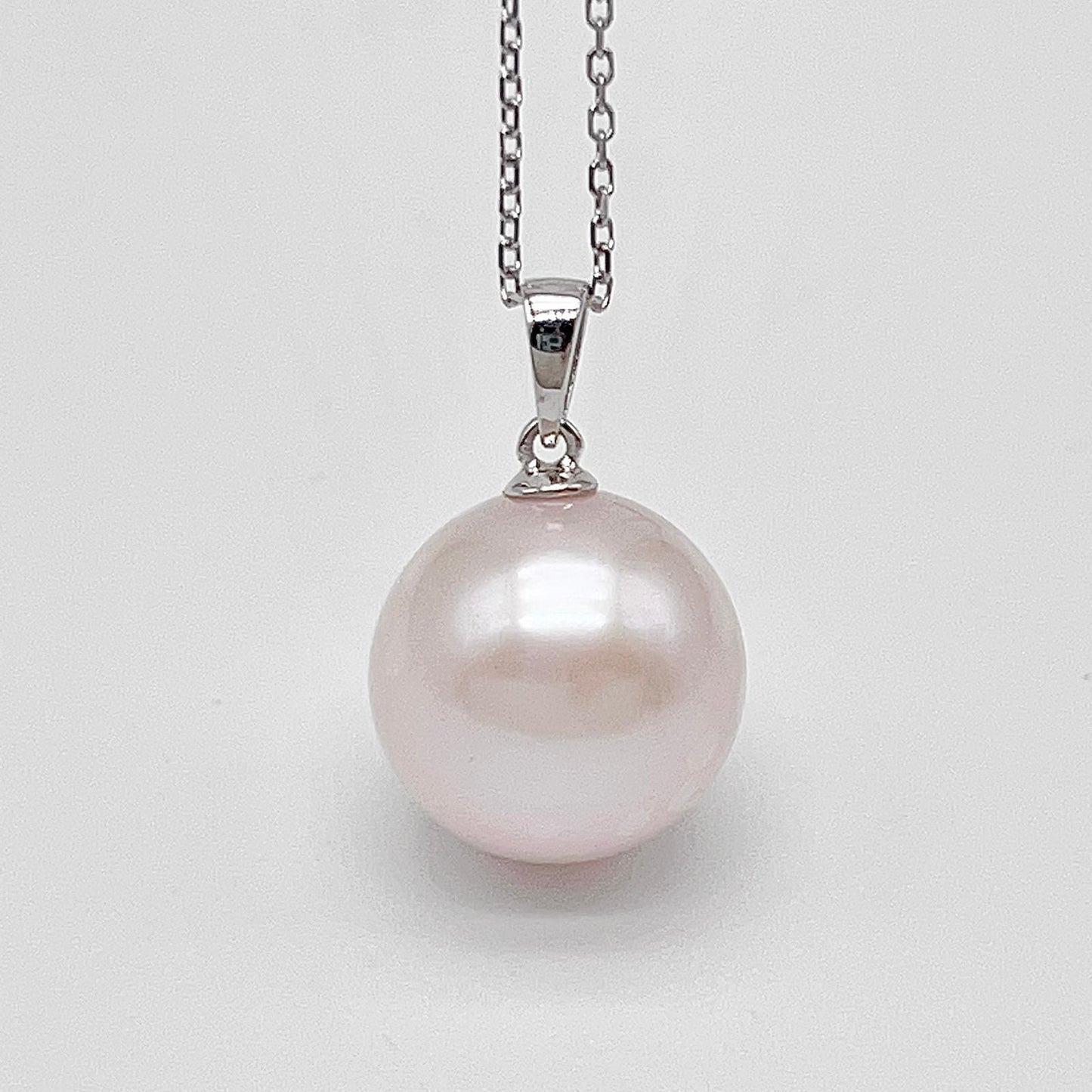 Top Quality Edison Pearl Earring and Pendant Set in 18K gold. White