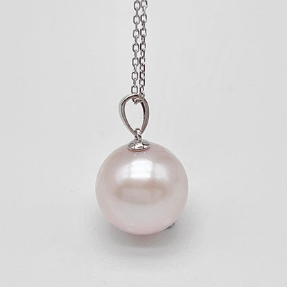 Top Quality Edison Pearl Earring and Pendant Set in 18K gold. White