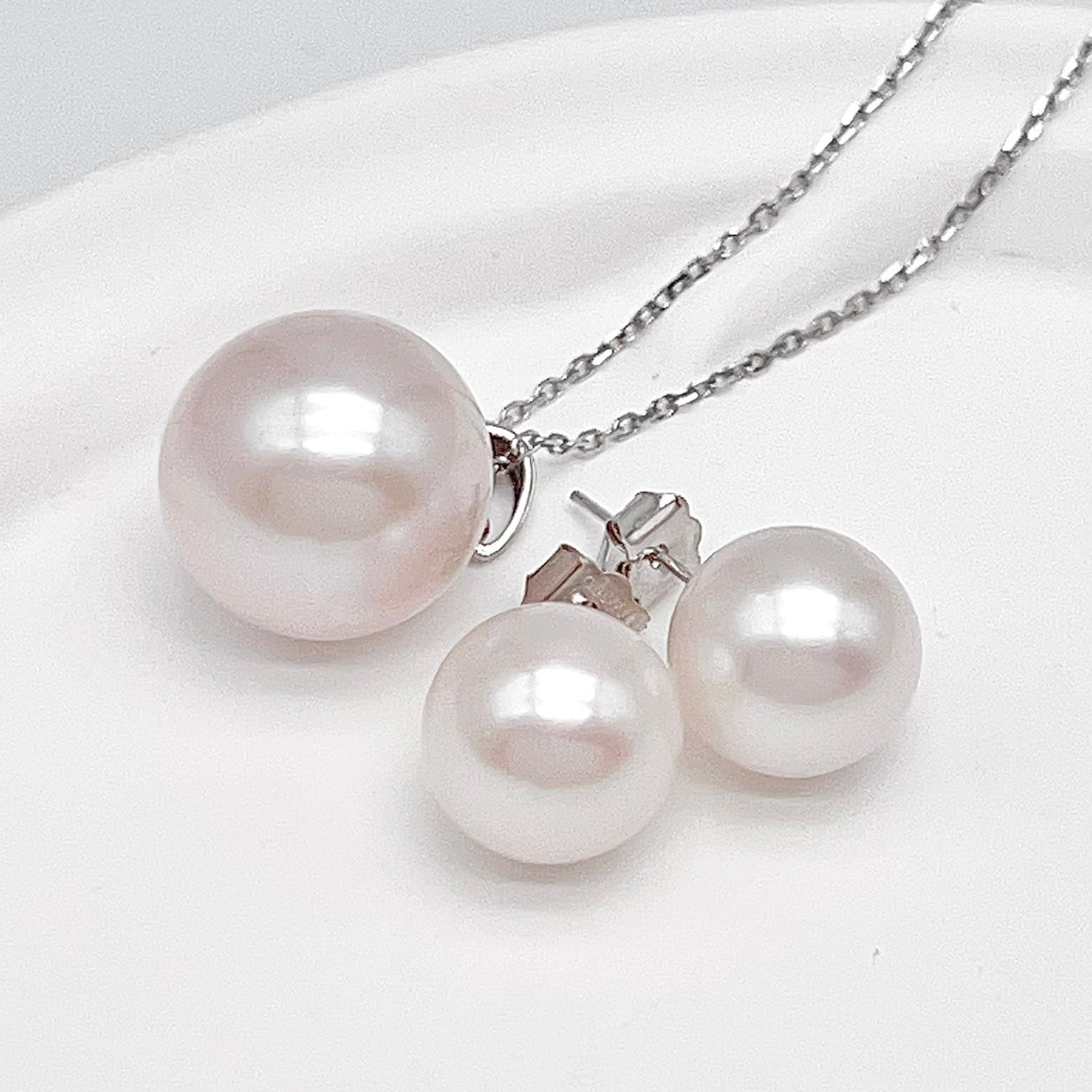 Top Quality Edison Pearl Earring and Pendant Set in 18K gold. White