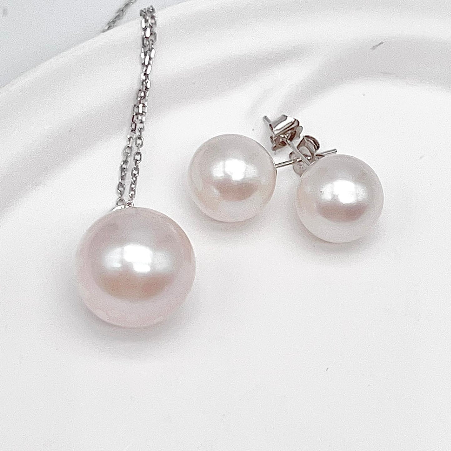 Top Quality Edison Pearl Earring and Pendant Set in 18K gold. White