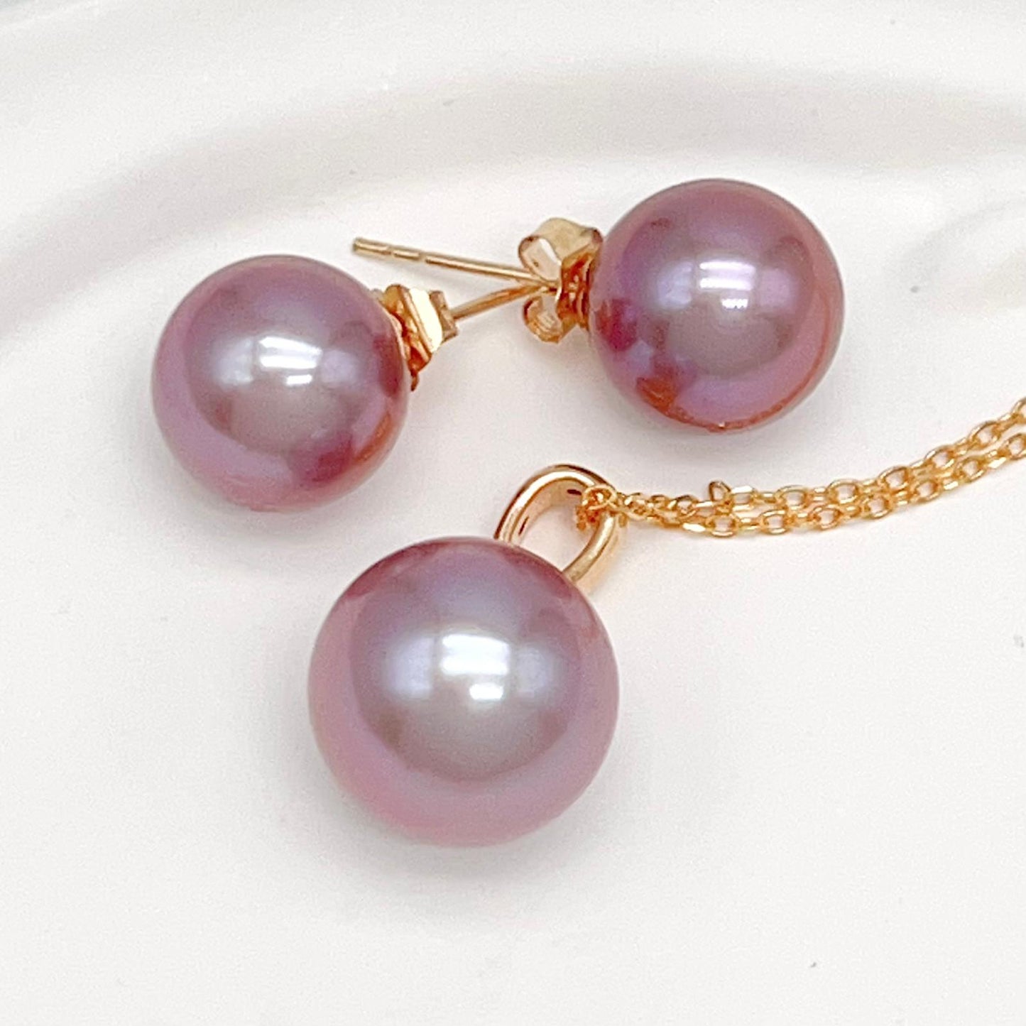 Classic. Top Quality Edison Pearl Earring and Pendant Set in 18K gold.Purple