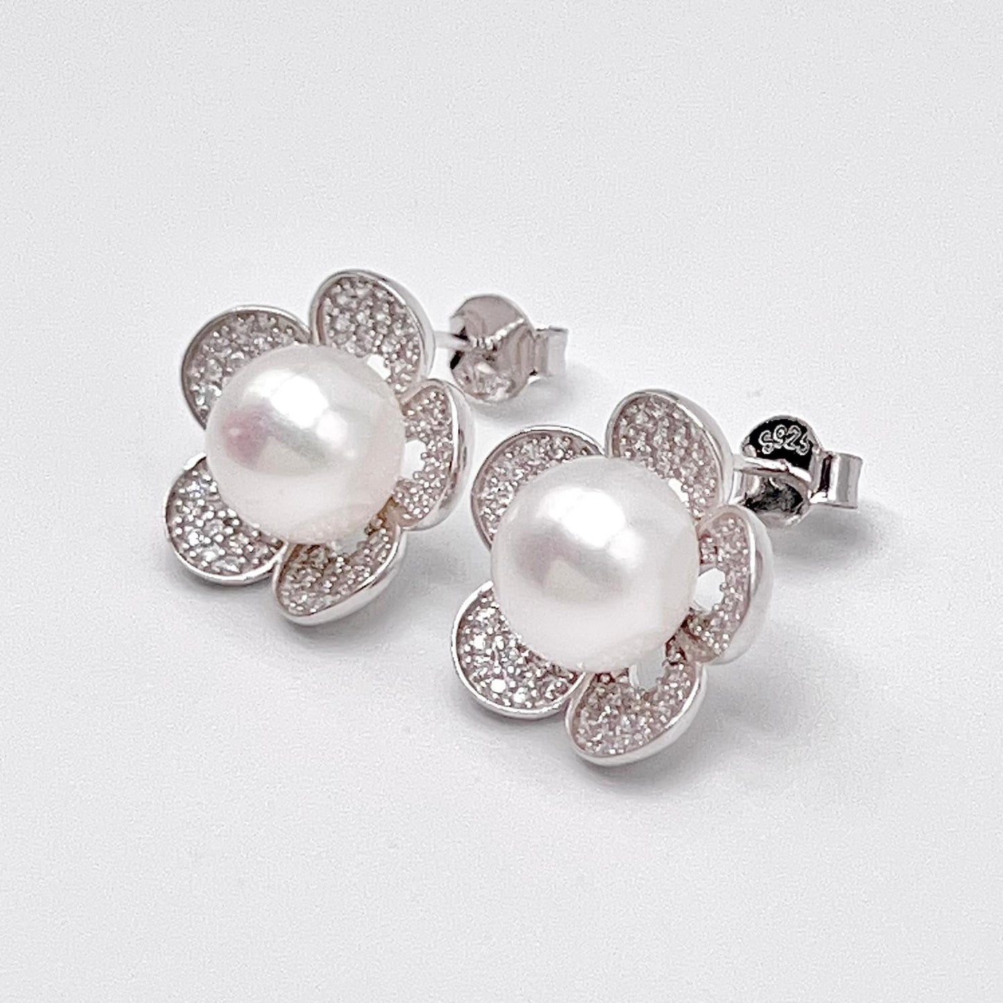Modern Collection. Earring and Necklace of Pearl set in Silver 925. Azalea Set | White