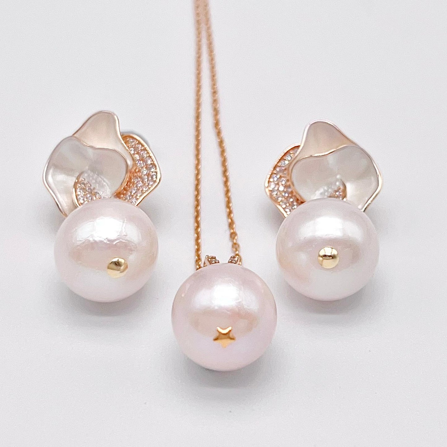Retro Wind. Freshwater Pearl Earring and pendant Set in silver 925. Silver Flower