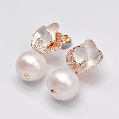 Retro Wind. Freshwater Pearl Earring and pendant Set in silver 925. Silver Flower