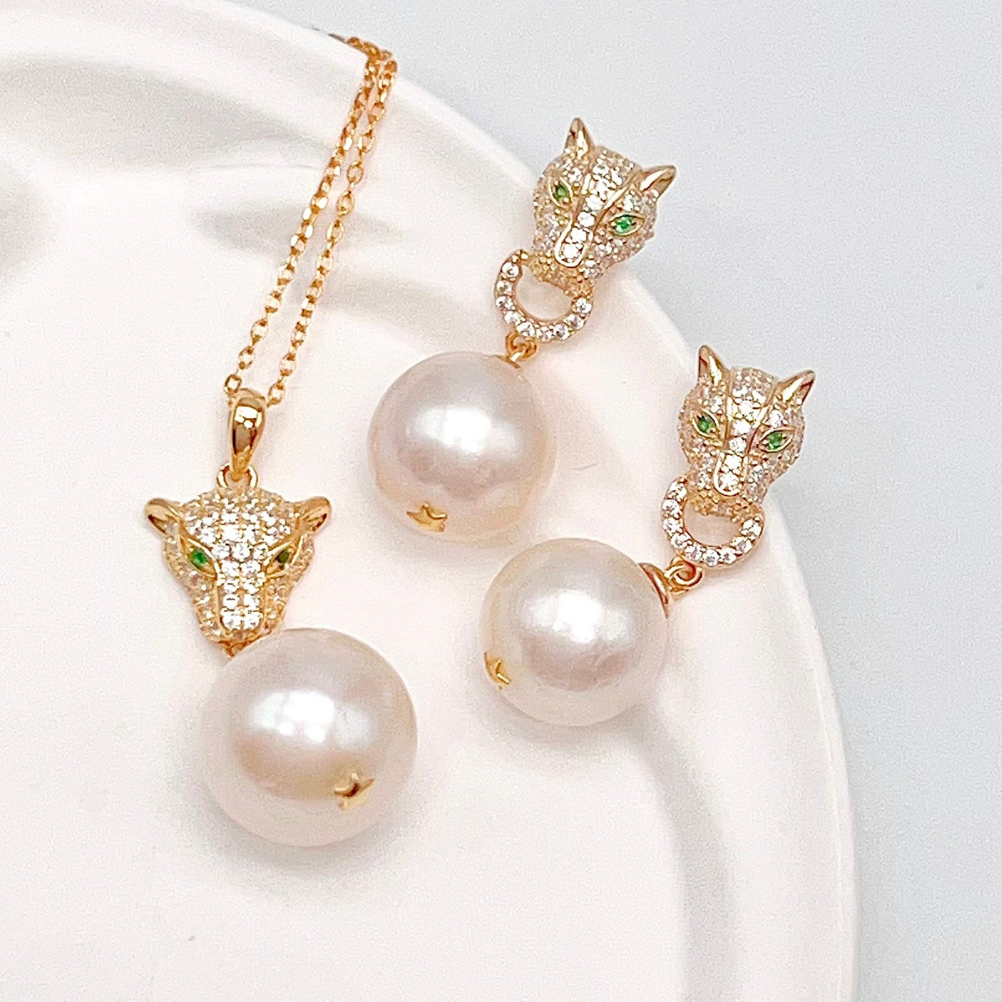 Retro Wind. Pearl Earring and Necklace in Silver 925. Leopard