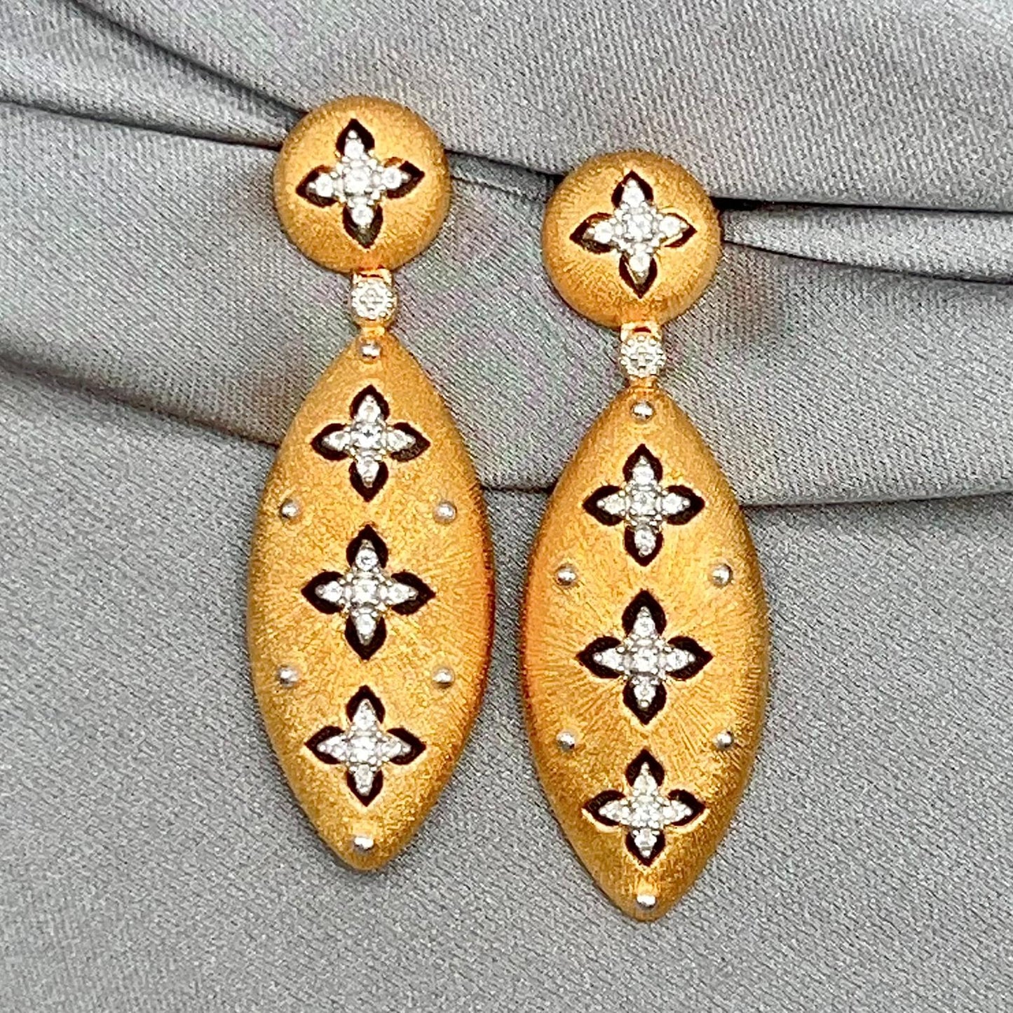 Matte Gold Quatrefoil Drops 925