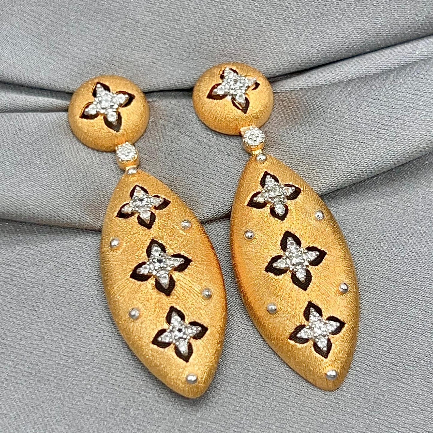 Matte Gold Quatrefoil Drops 925