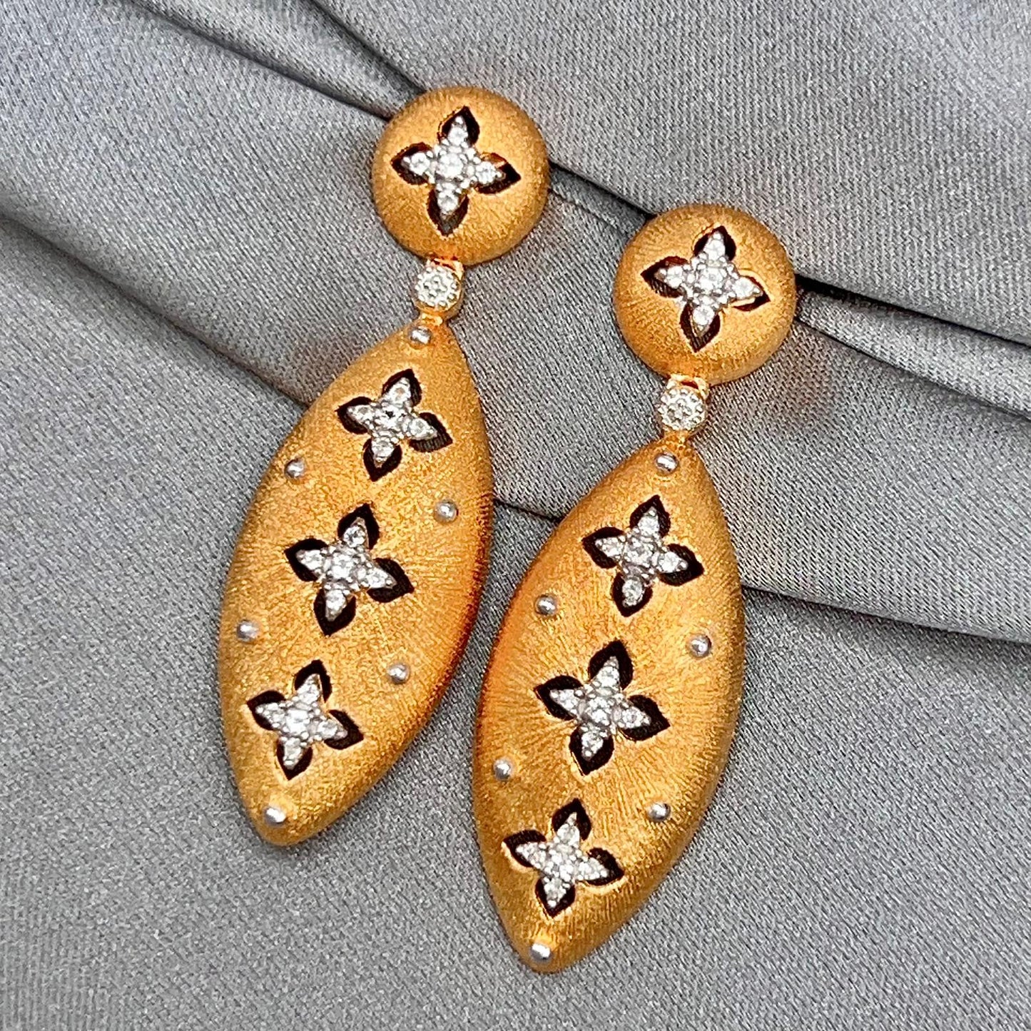 Matte Gold Quatrefoil Drops 925