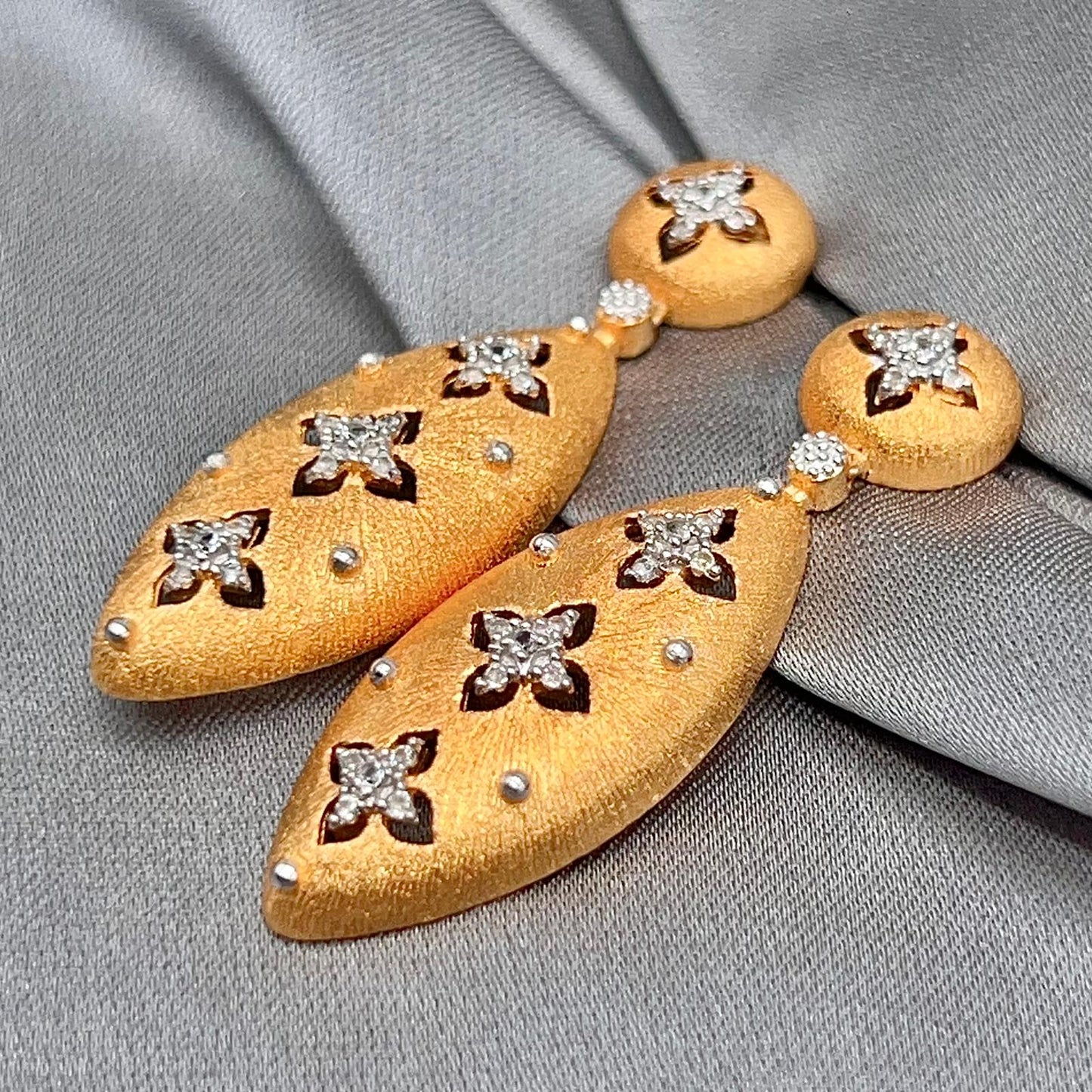 Matte Gold Quatrefoil Drops 925