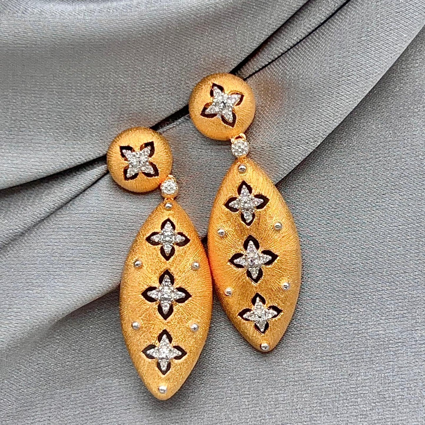 Matte Gold Quatrefoil Drops 925