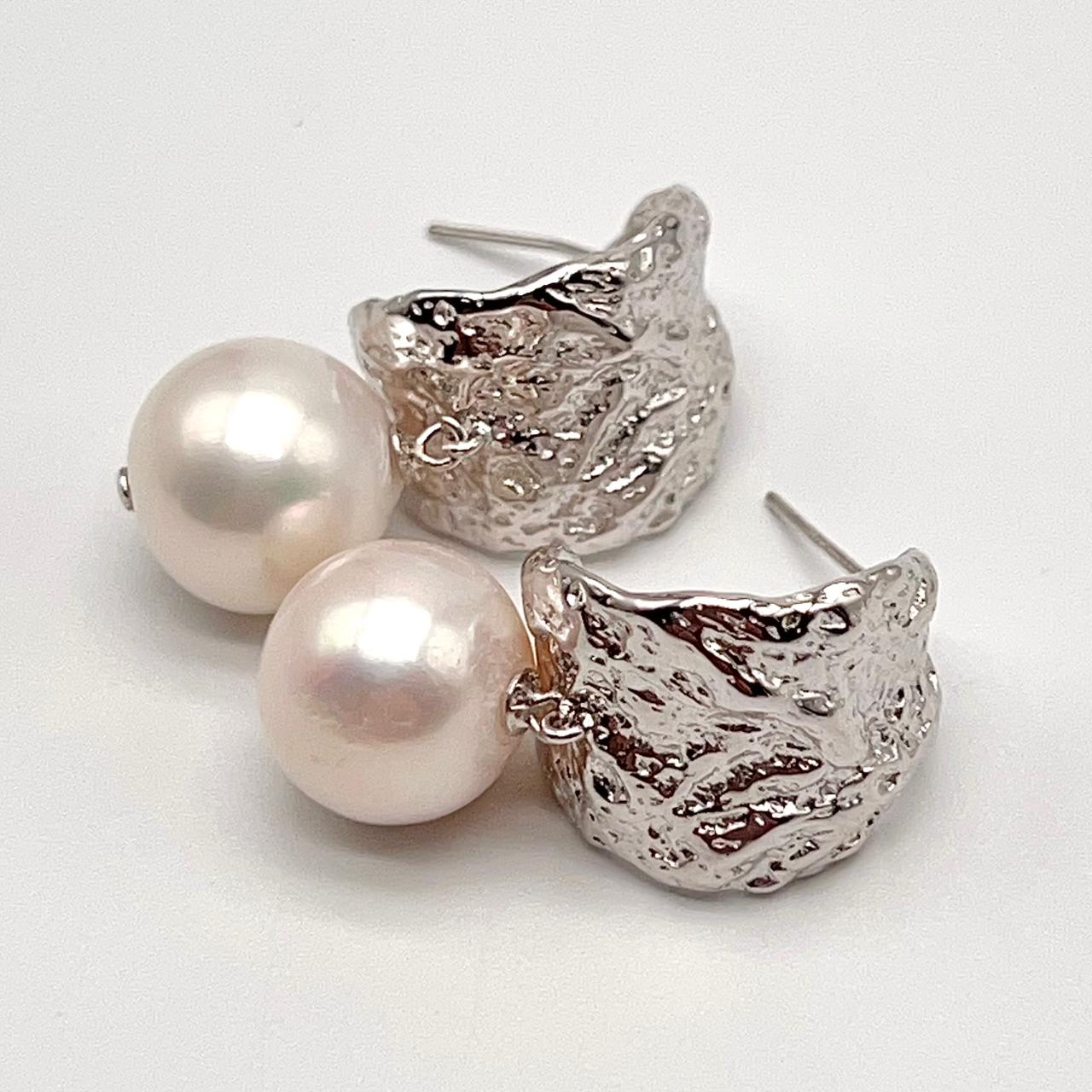 Retro Wind . Edison Pearl Earring in Silver 925. White . Curve Dangle