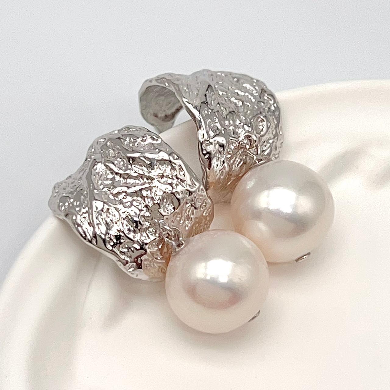 Retro Wind . Edison Pearl Earring in Silver 925. White . Curve Dangle