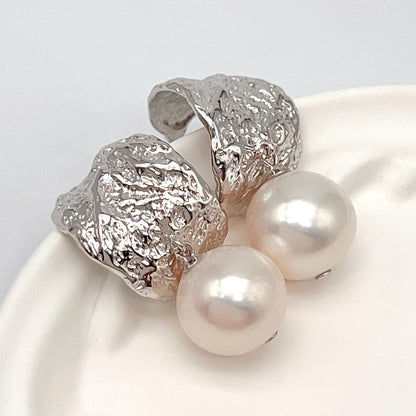 Retro Wind . Edison Pearl Earring in Silver 925. White . Curve Dangle