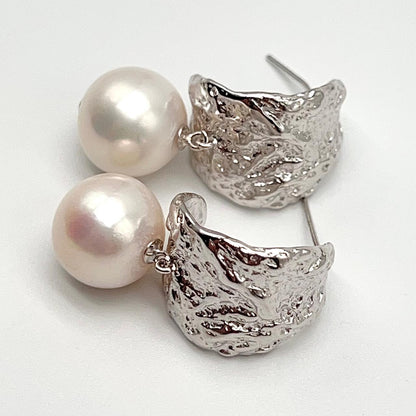 Retro Wind . Edison Pearl Earring in Silver 925. White . Curve Dangle