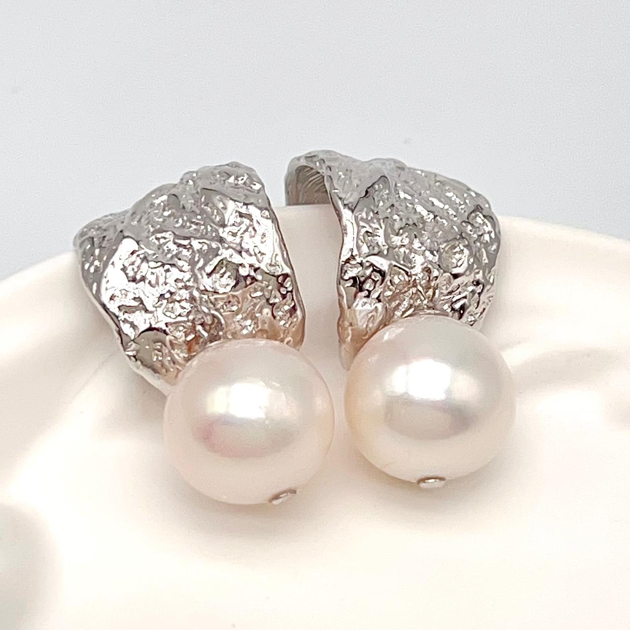 Retro Wind . Edison Pearl Earring in Silver 925. White . Curve Dangle