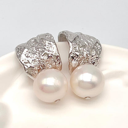 Retro Wind . Edison Pearl Earring in Silver 925. White . Curve Dangle
