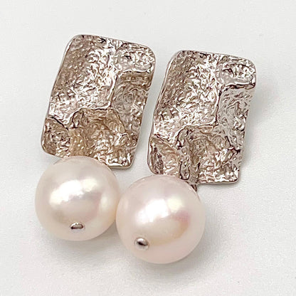 Retro Wind. Edison Pearl Earring in Silver 925. White . Rectangle Dangle