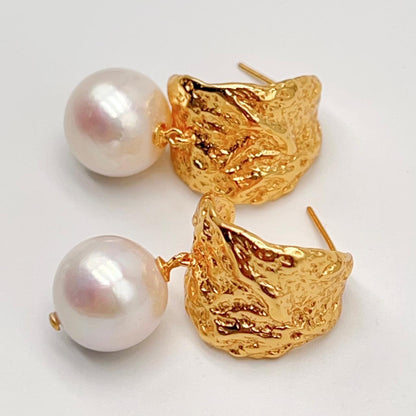 Retro Wind . Edison Pearl Earring in Silver 925. White . Curve Dangle