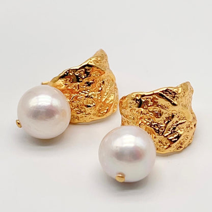 Retro Wind . Edison Pearl Earring in Silver 925. White . Curve Dangle