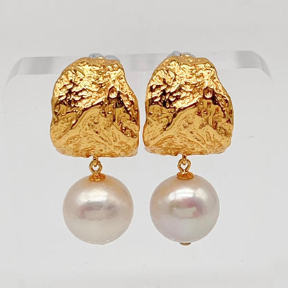 Retro Wind . Edison Pearl Earring in Silver 925. White . Curve Dangle