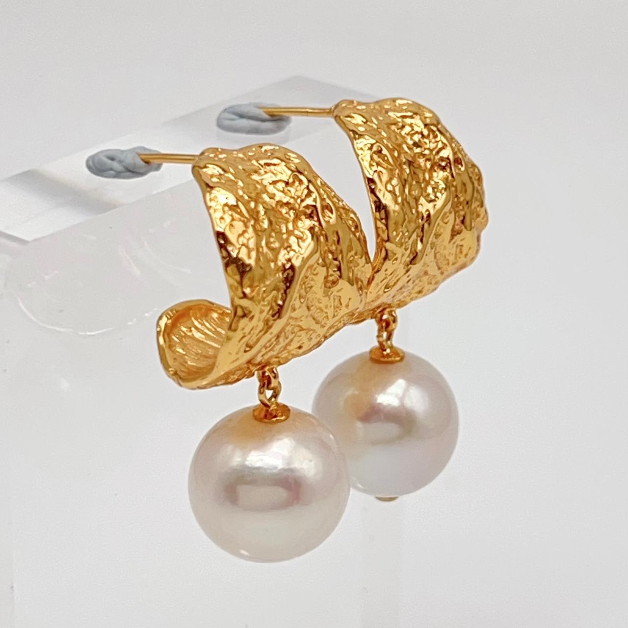 Retro Wind . Edison Pearl Earring in Silver 925. White . Curve Dangle