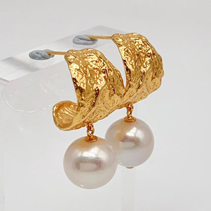 Retro Wind . Edison Pearl Earring in Silver 925. White . Curve Dangle