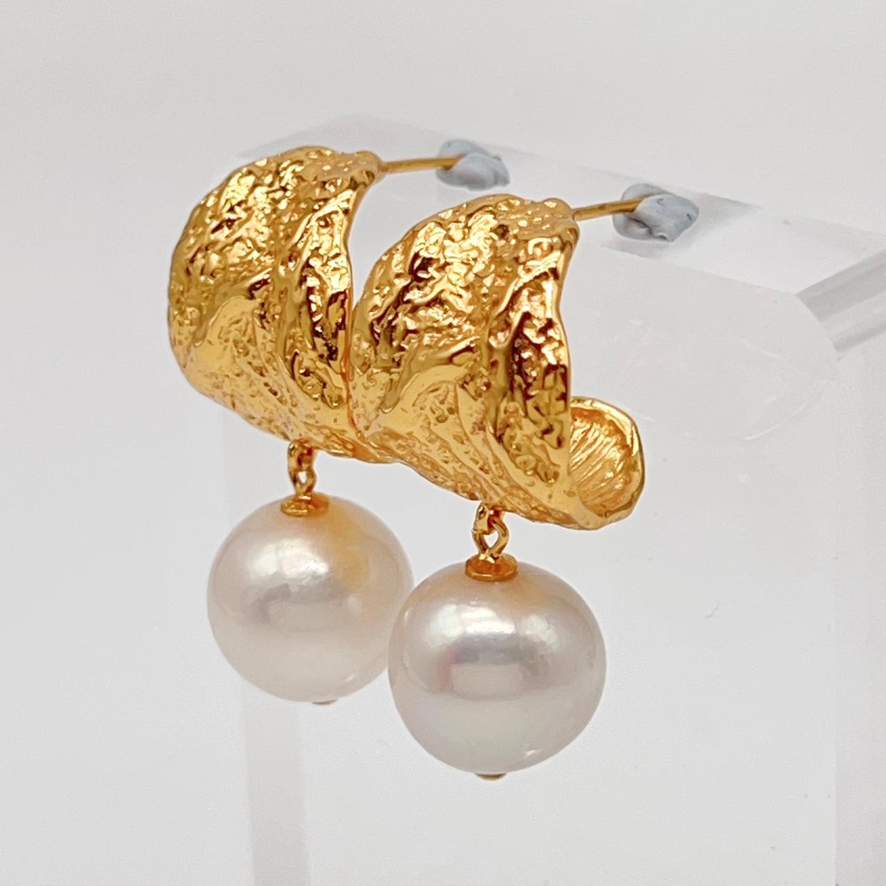 Retro Wind . Edison Pearl Earring in Silver 925. White . Curve Dangle