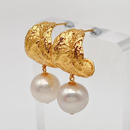 Retro Wind . Edison Pearl Earring in Silver 925. White . Curve Dangle