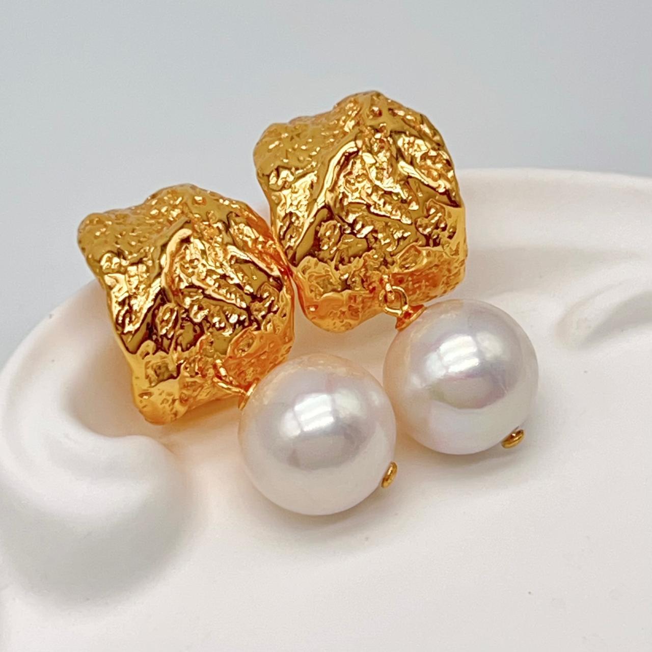 Retro Wind . Edison Pearl Earring in Silver 925. White . Curve Dangle