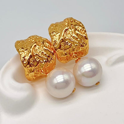 Retro Wind . Edison Pearl Earring in Silver 925. White . Curve Dangle