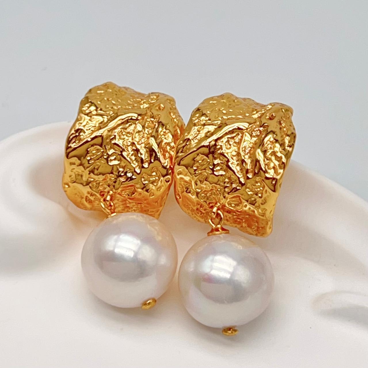 Retro Wind . Edison Pearl Earring in Silver 925. White . Curve Dangle