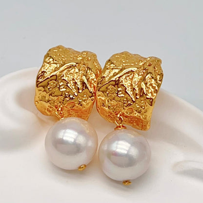Retro Wind . Edison Pearl Earring in Silver 925. White . Curve Dangle